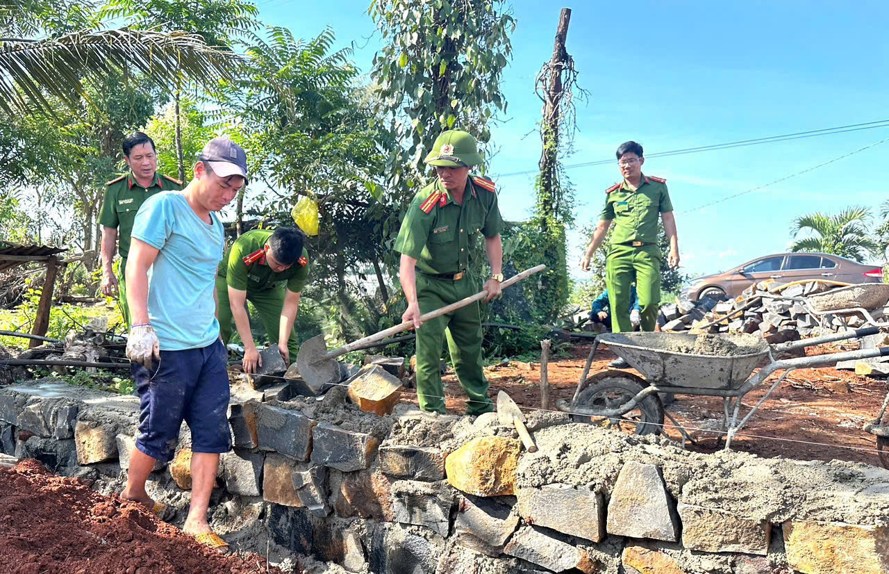 Lực lượng công an phát huy tinh thần “khi dân cần, khi dân khó có công an”.