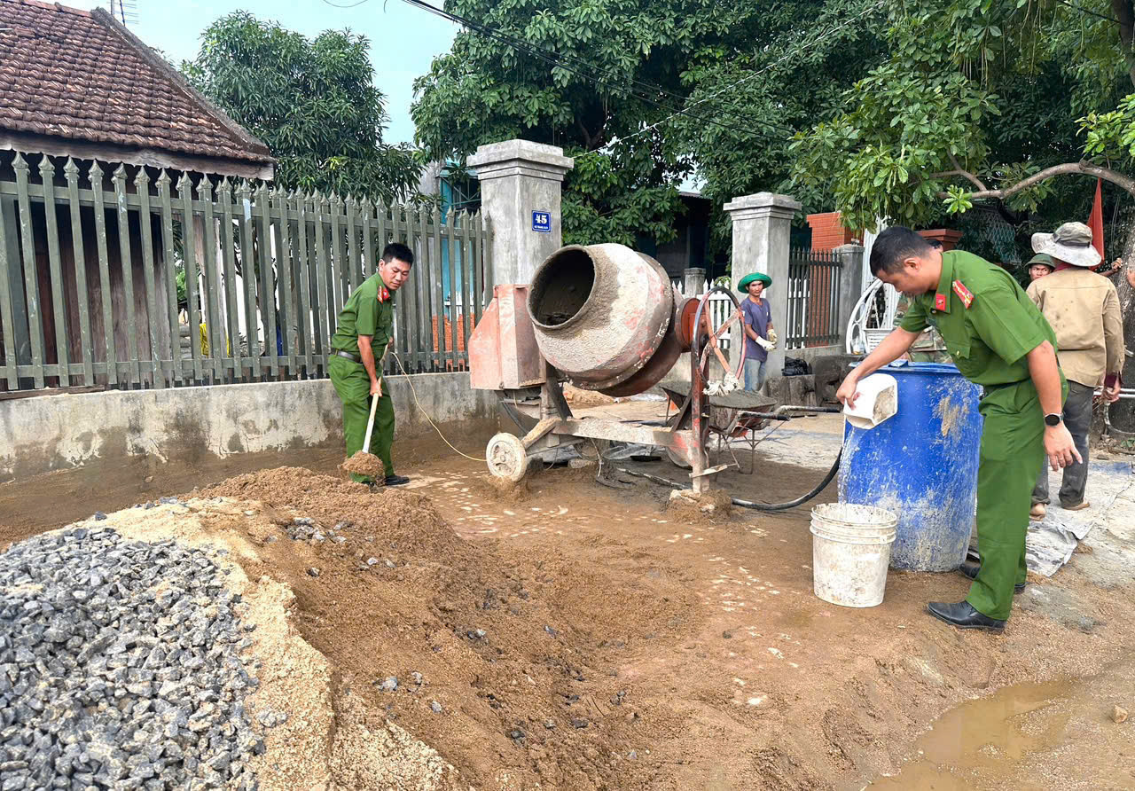 Lực lượng công an hỗ trợ với mong muốn sớm hoàn thành nhà cho bà con.