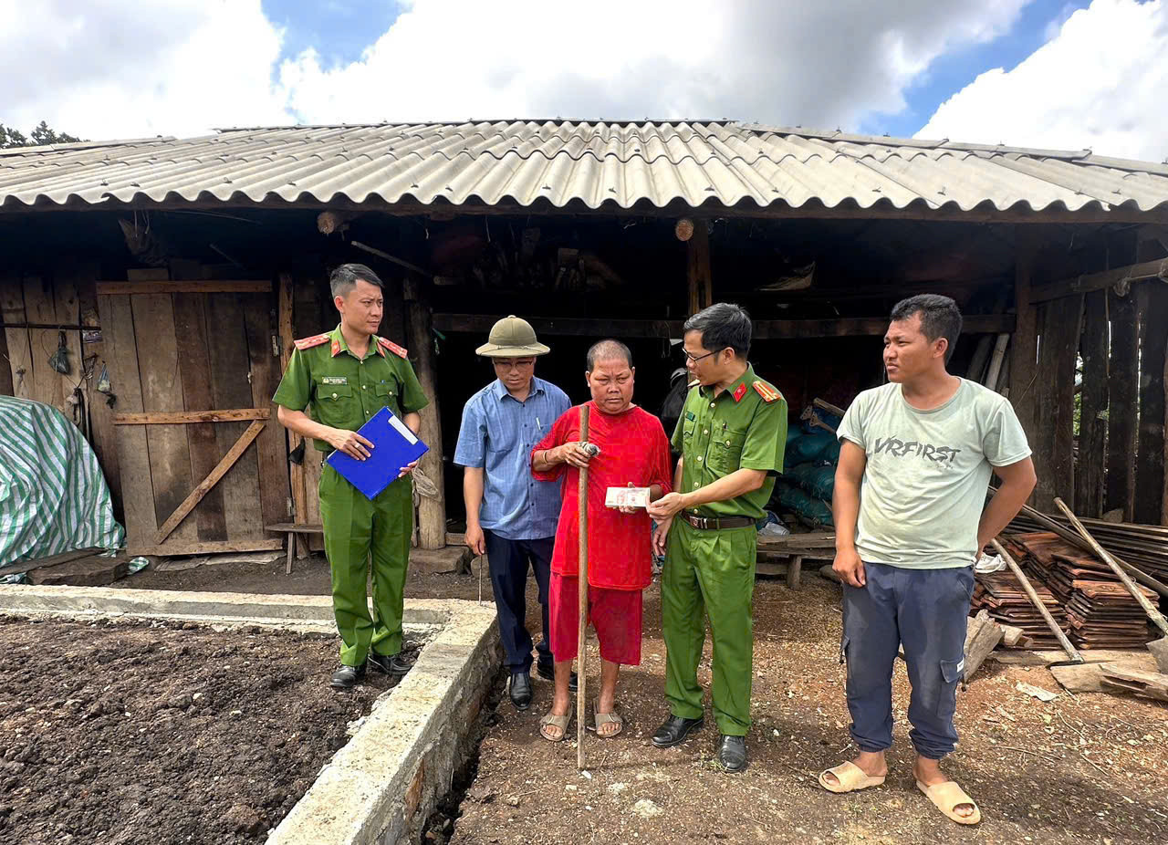 Lực lượng công an trao kinh phí xây dựng nhà cho người dân.