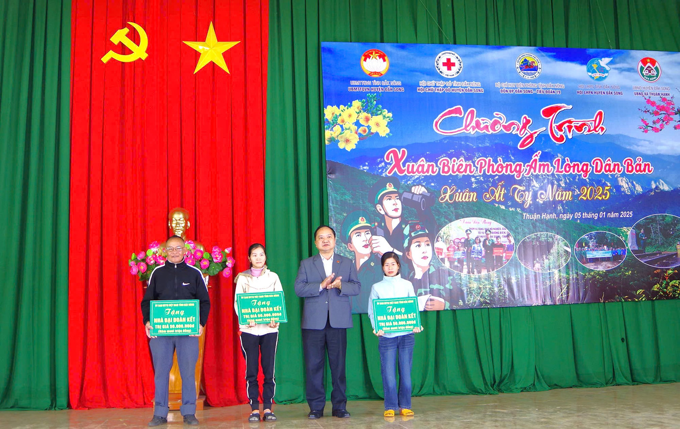 3 hộ gia đình được tặng Nhà Đại đoàn kết. 3 hộ gia đình được tặng Nhà Đại đoàn kết.