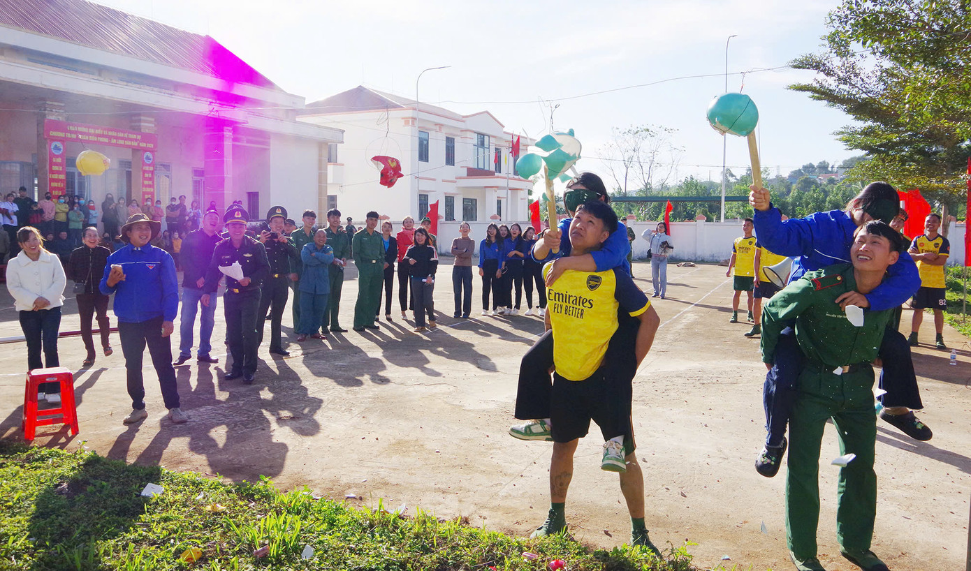 Các chiến sĩ biên phòng tham gia chơi trò chơi dân gian cùng người dân biên giới. Các chiến sĩ biên phòng tham gia chơi trò chơi dân gian cùng người dân biên giới.