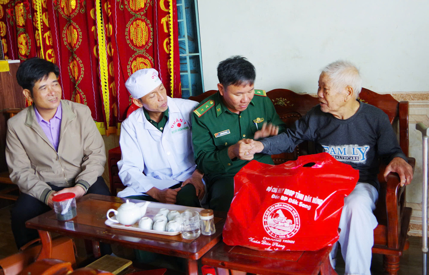 Bộ đội biên phòng thăm, tặng quà nhân dịp năm mới. Bộ đội biên phòng thăm, tặng quà nhân dịp năm mới.