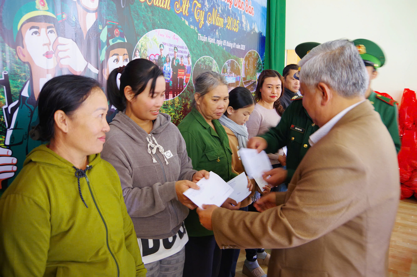 Bà con vui mừng khi được nhận quà. Bà con vui mừng khi được nhận quà.