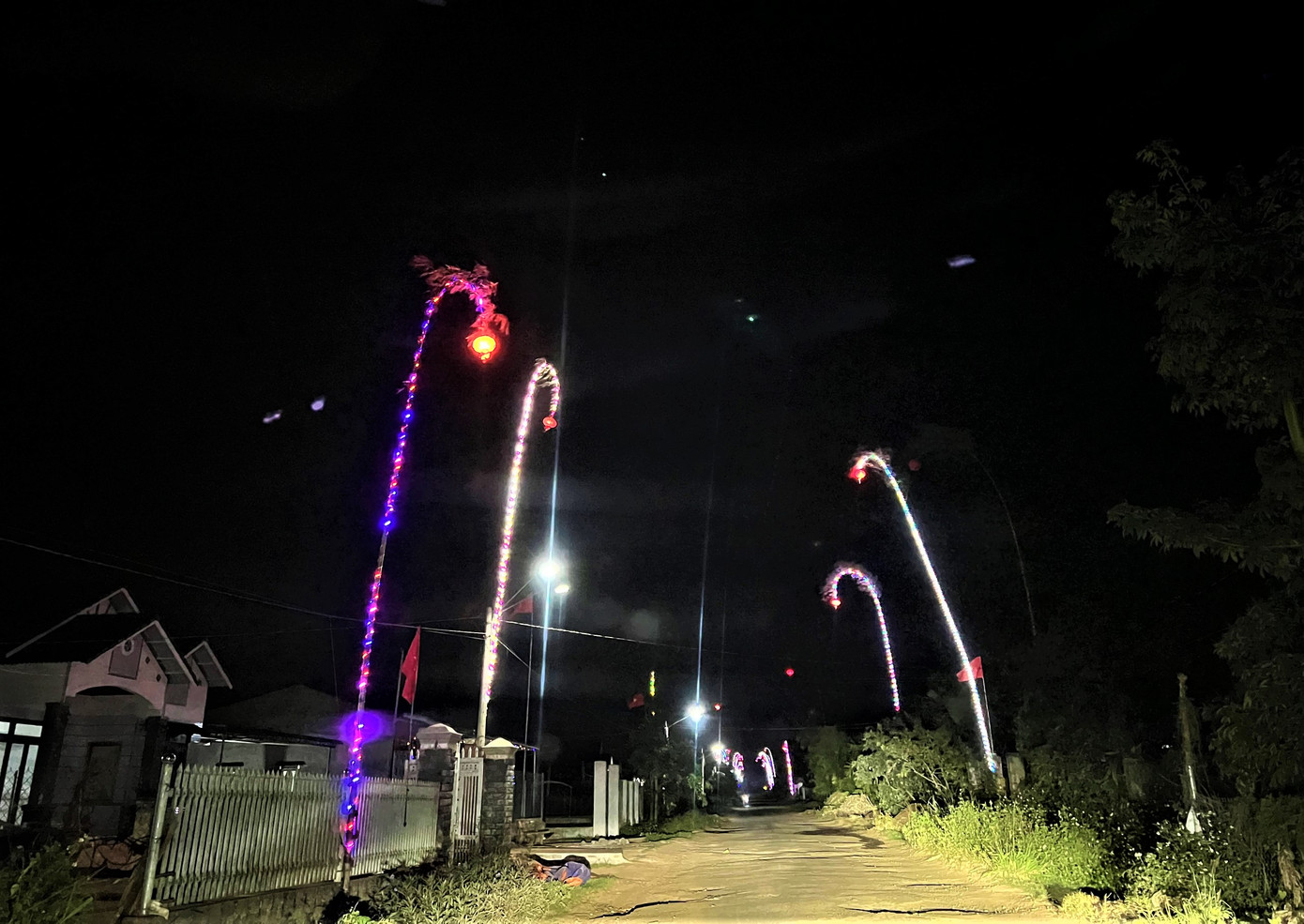 Những cây nêu được trang trí thêm hệ thống đèn điện.