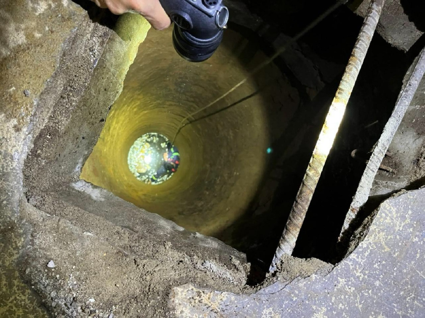 Lực lượng cứu hộ xuống giếng sâu cứu hộ hai cha con bị mắc kẹt dưới giếng