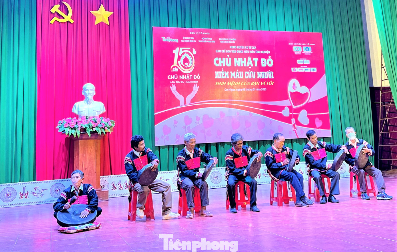 Diễn tấu cồng chiêng tại chương trình Chủ nhật Đỏ Diễn tấu cồng chiêng tại chương trình Chủ nhật Đỏ