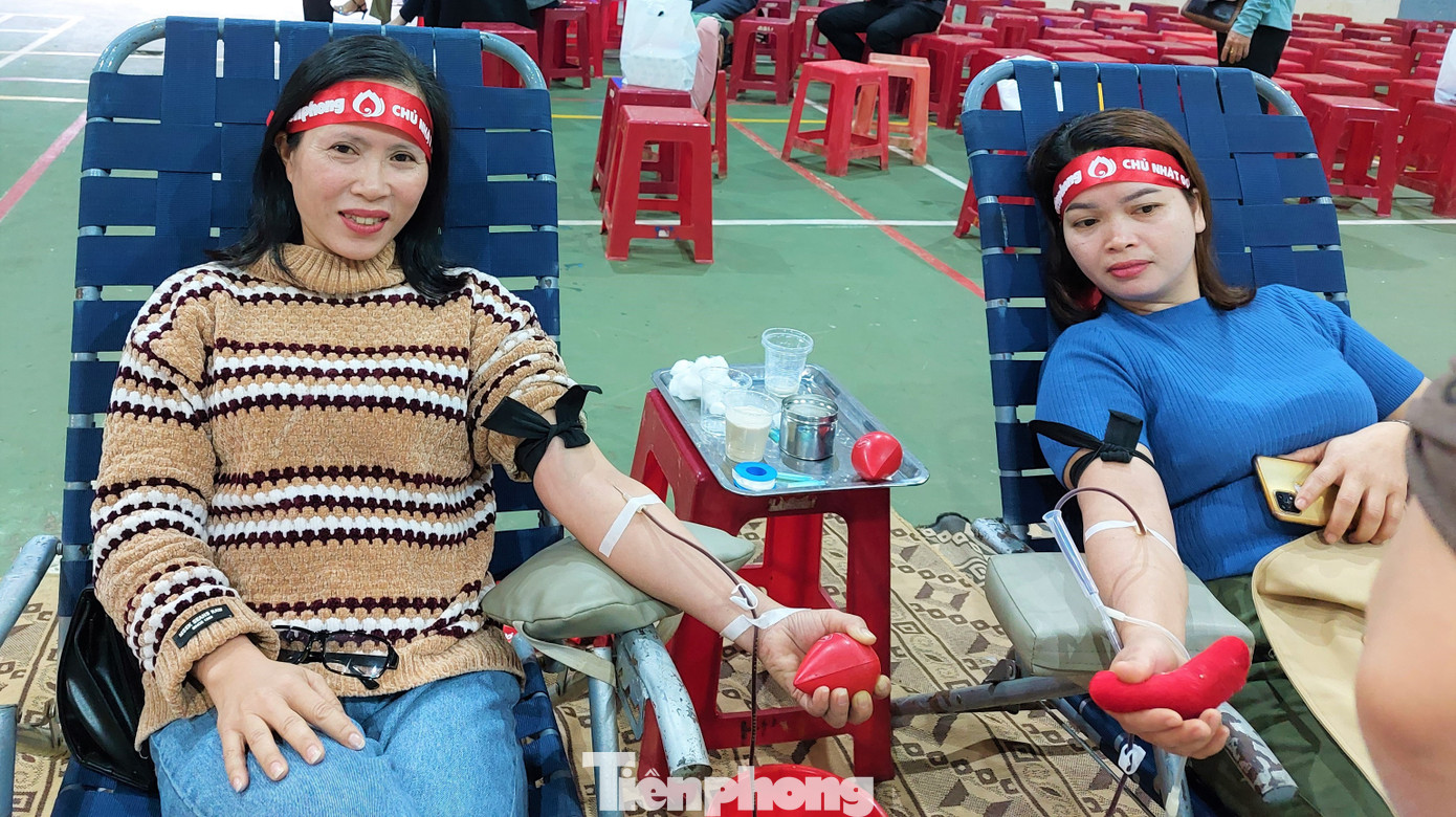 Cô Khuyên (bên trái) vượt hàng chục cây số đi hiến máu