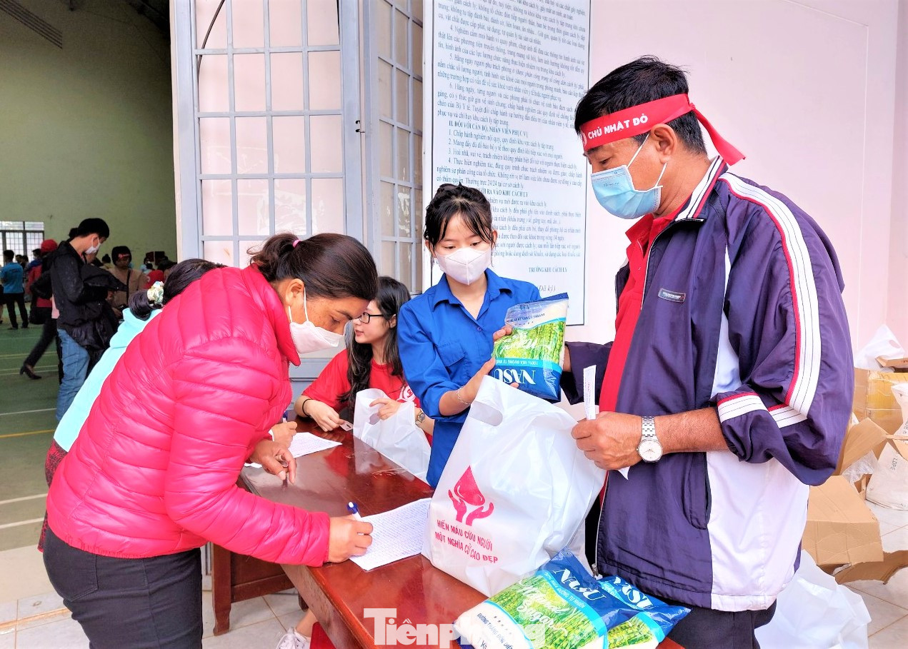 Người hiến máu nhận quà Người hiến máu nhận quà