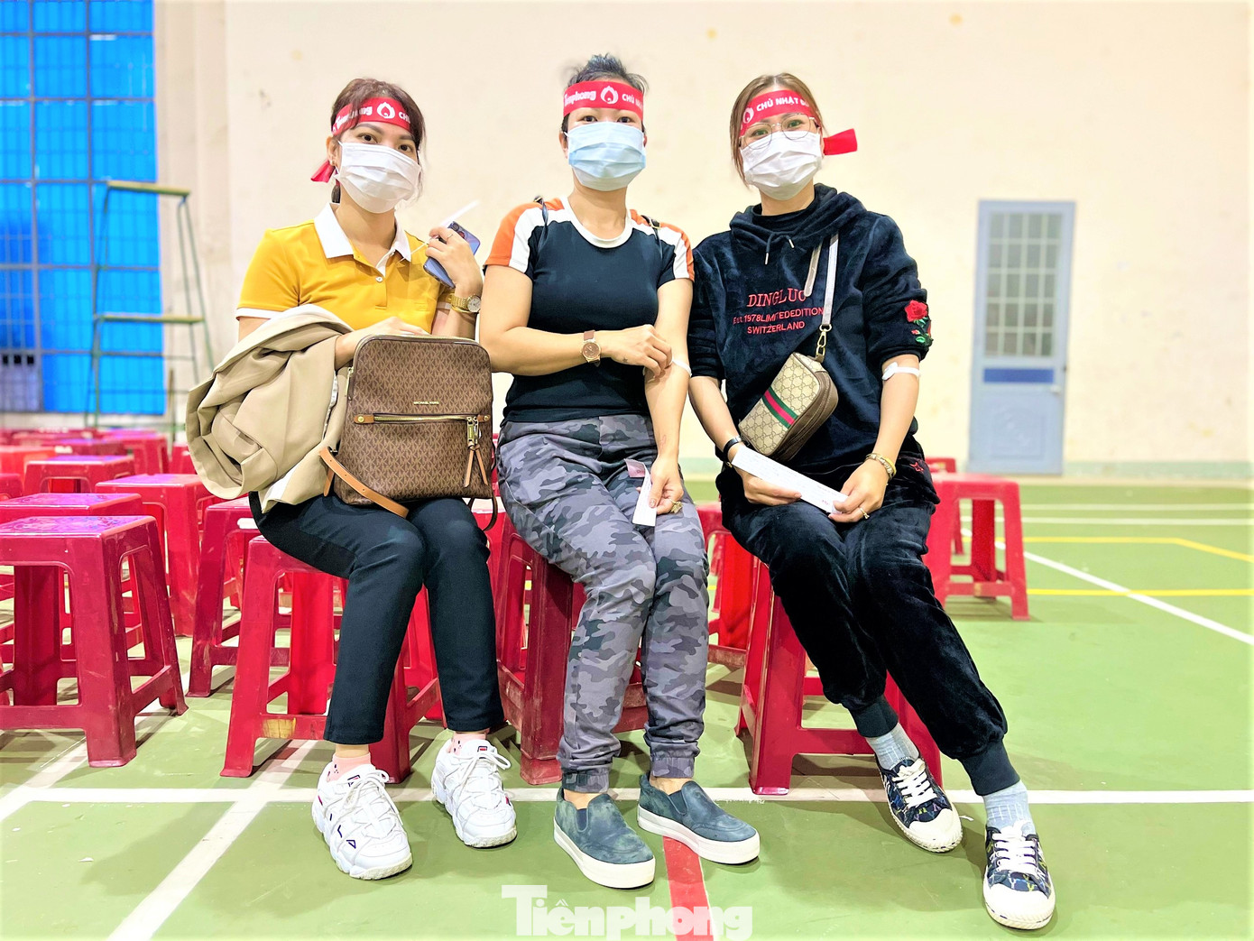 Ba chị em trong gia đình cùng hiến máu