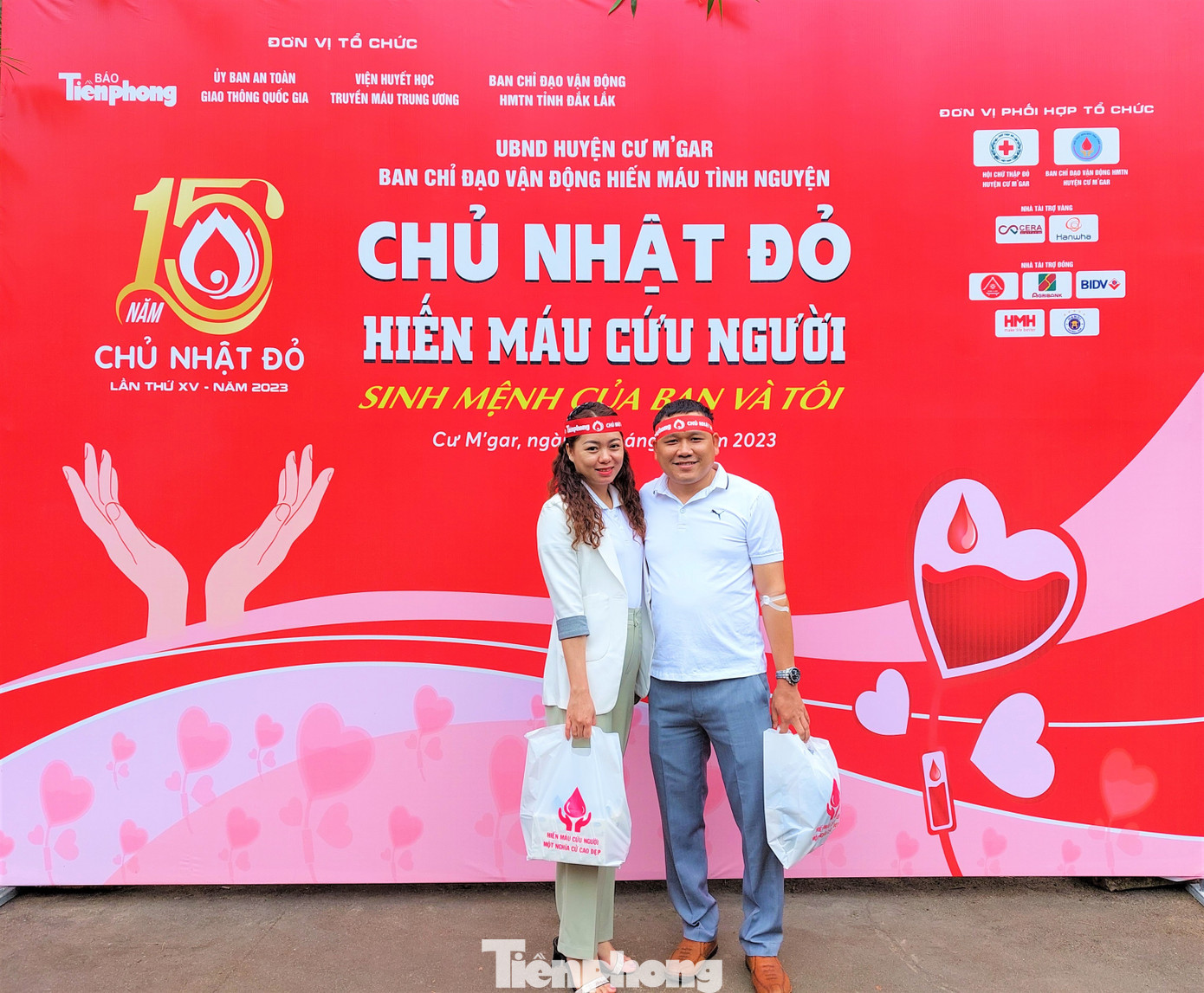 Vợ chồng thiếu tá Thắng chụp ảnh lưu niệm