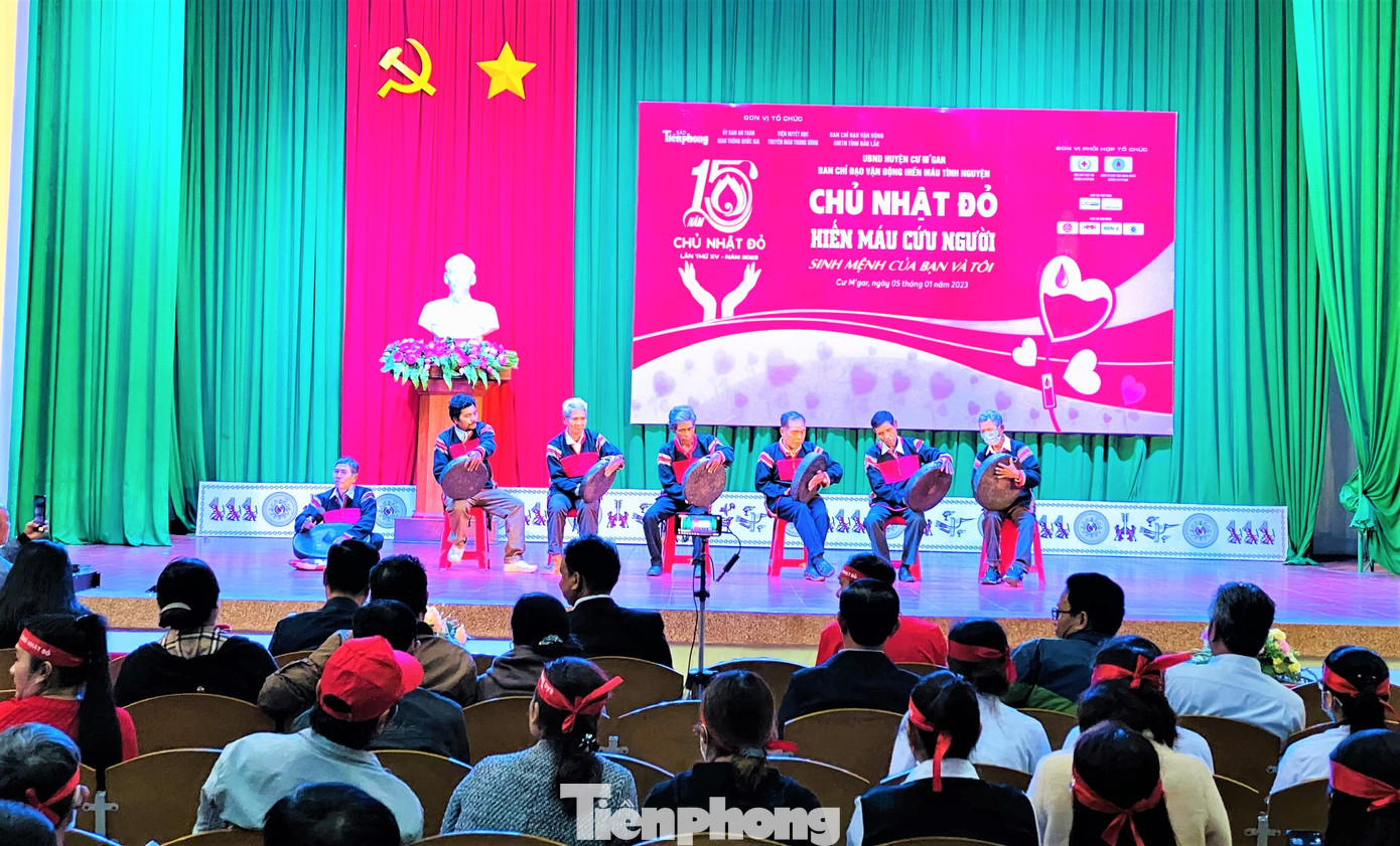 Đông đảo bà con tham gia lễ khai mạc Chủ nhật Đỏ Đông đảo bà con tham gia lễ khai mạc Chủ nhật Đỏ