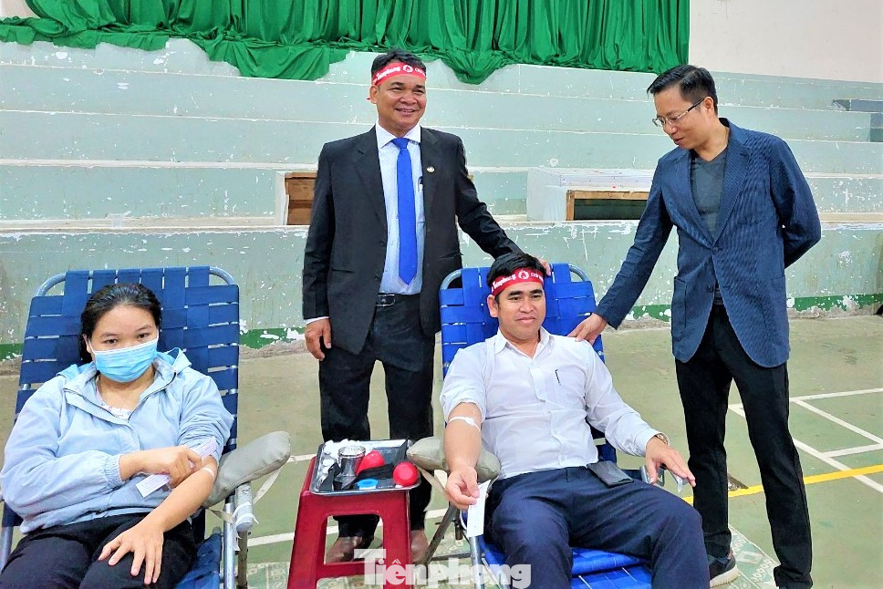 Ban tổ chức thăm hỏi, động viên tình nguyện viên hiến máu Ban tổ chức thăm hỏi, động viên tình nguyện viên hiến máu