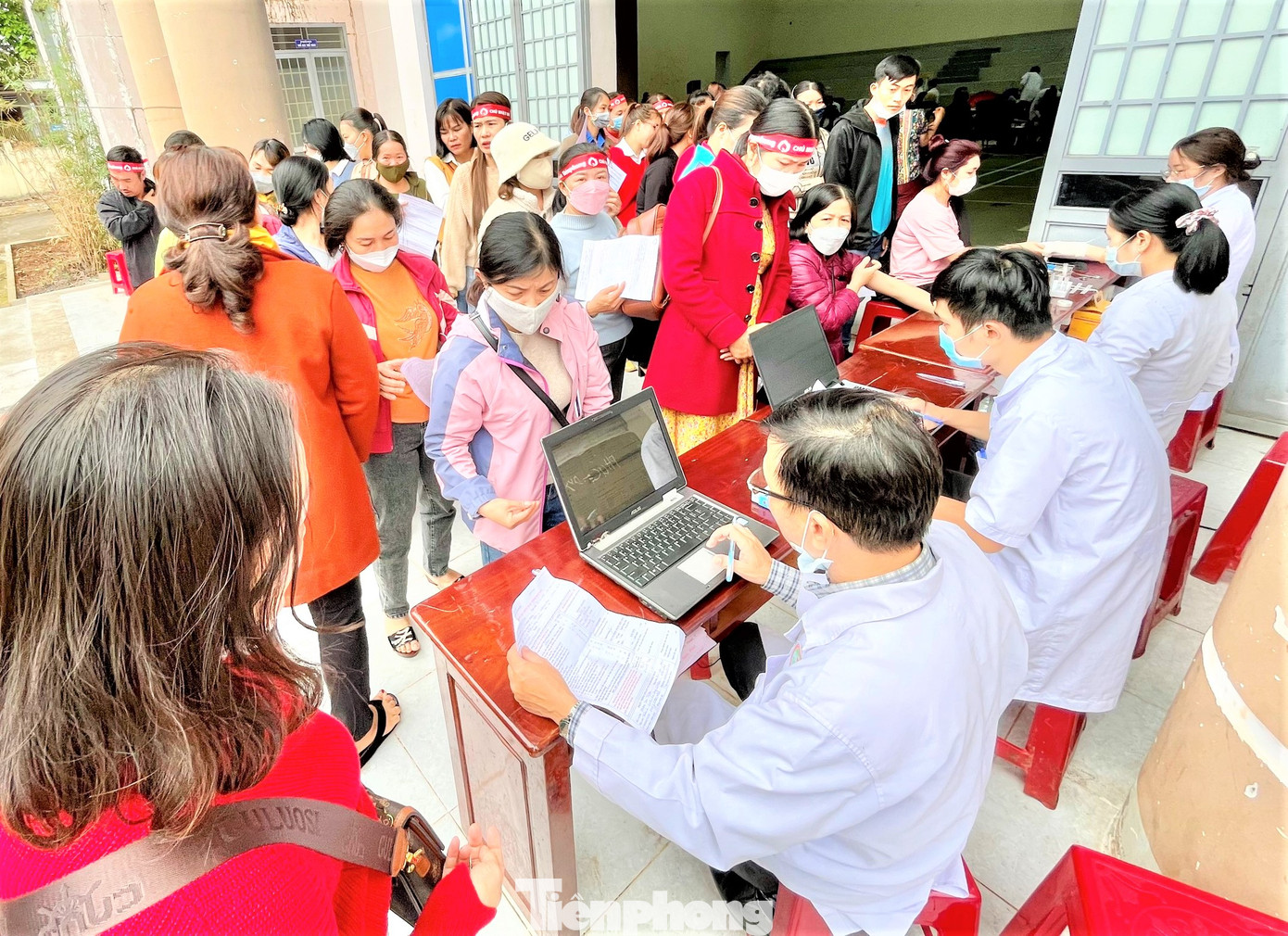 Người dân đăng ký thông tin hiến máu Người dân đăng ký thông tin hiến máu