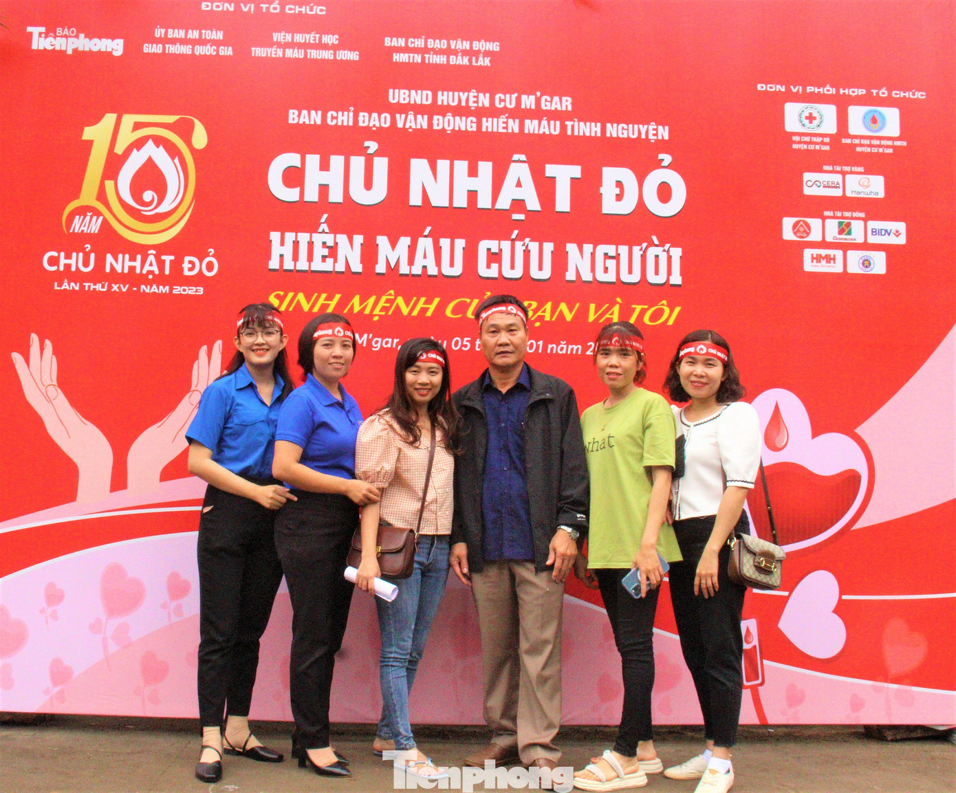 Thầy Thuần cùng tình nguyện viên đi hiến máu