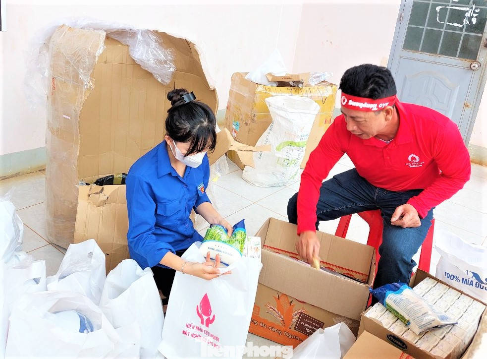 Các tình nguyện viên chuẩn bị quà tặng người hiến máu Các tình nguyện viên chuẩn bị quà tặng người hiến máu
