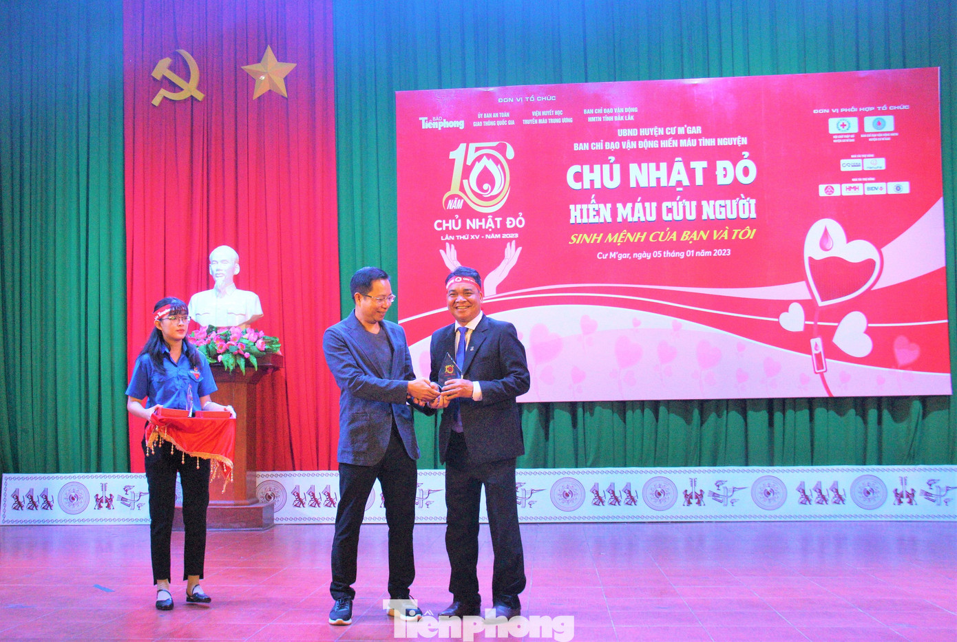 Nhà báo Phạm Đình Thắng (trái) trao Kỷ niệm chương cho đại diện lãnh đạo UBND huyện Cư M'gar Nhà báo Phạm Đình Thắng (trái) trao Kỷ niệm chương cho đại diện lãnh đạo UBND huyện Cư M'gar