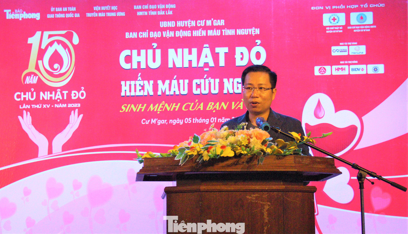 Nhà báo Đình Thắng phát biểu tại lễ khai mạc Chủ nhật Đỏ Nhà báo Đình Thắng phát biểu tại lễ khai mạc Chủ nhật Đỏ