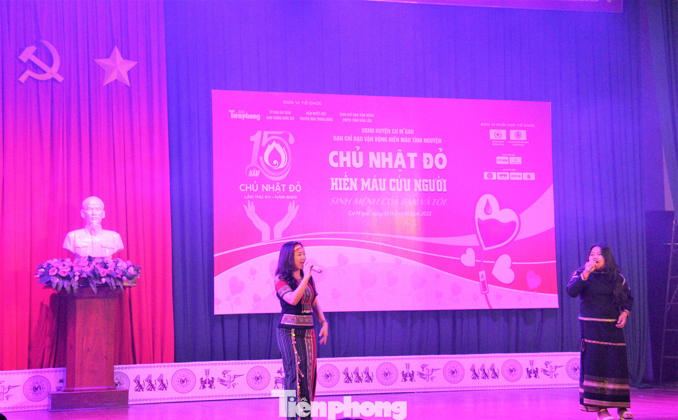 Tiết mục "Lên cao nguyên đi anh" sôi động Tiết mục "Lên cao nguyên đi anh" sôi động