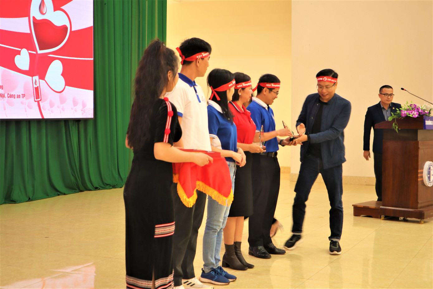 Nhà báo Phạm Đình Thắng - Trưởng Ban Kinh tế - Xã hội, kiêm Trưởng Văn Phòng đại diện báo Tiền Phong KV Tây Nguyên, Trưởng ban tổ chức trao Kỷ niệm chương cho các cá nhân tham gia tích cực chương trình Chủ Nhật Đỏ Nhà báo Phạm Đình Thắng - Trưởng Ban Kinh tế - Xã hội, kiêm Trưởng Văn Phòng đại diện báo Tiền Phong KV Tây Nguyên, Trưởng ban tổ chức trao Kỷ niệm chương cho các cá nhân tham gia tích cực chương trình Chủ Nhật Đỏ