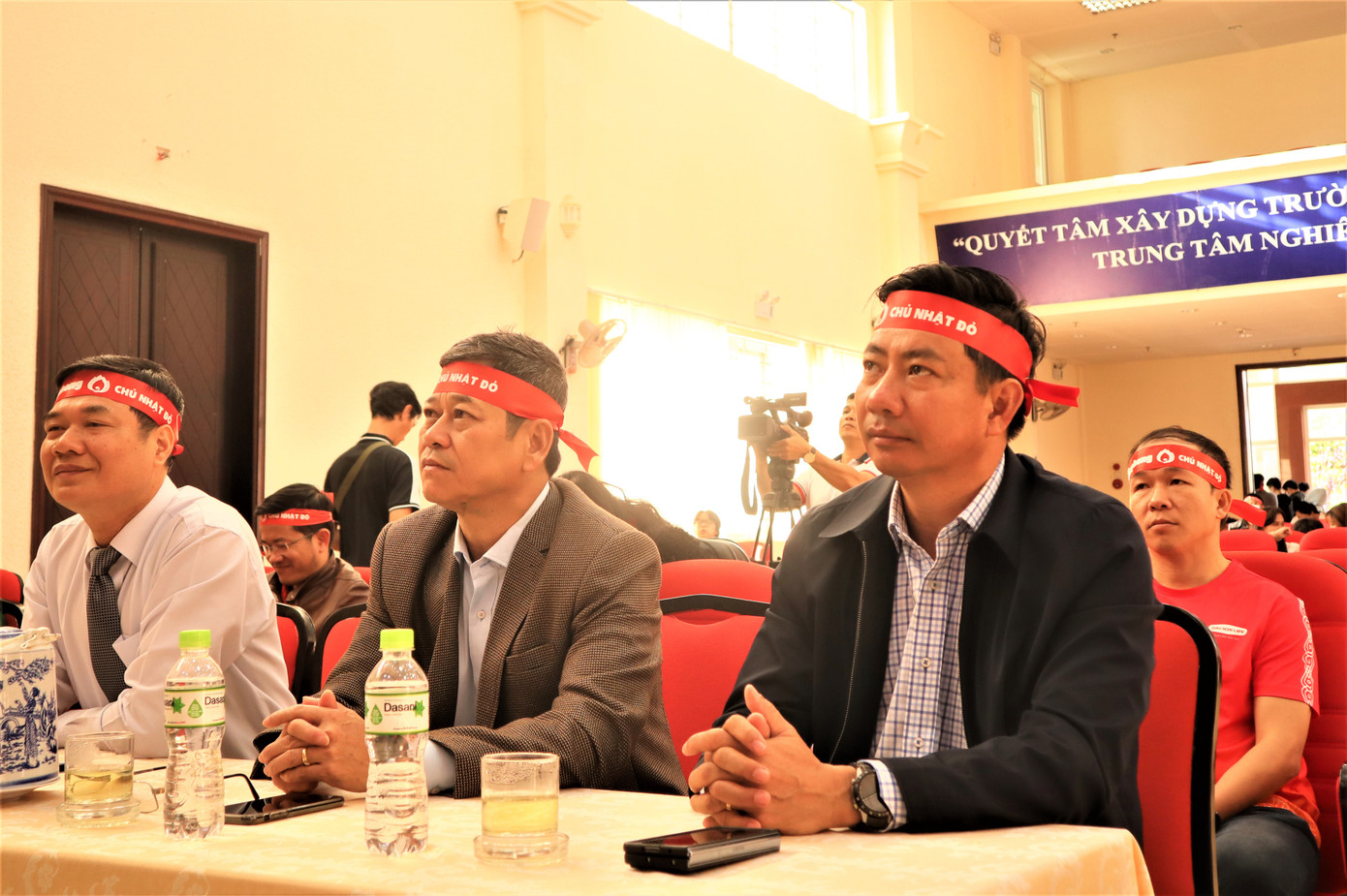 Ông Nguyễn Thượng Hải - Ủy viên BTV Tỉnh ủy, Trưởng ban Tổ chức Tỉnh ủy Đắk Lắk (phải); ông Bạch Văn Mạnh (giữa) - Giám đốc Sở Nội vụ tỉnh Đắk Lắk; ông Nguyễn Hùng Vừa (trái), Phó Giám đốc Phân hiệu Trường Đại học luật Hà Nội tại Đắk Lắk cùng dự lễ khai mạc. Ông Nguyễn Thượng Hải - Ủy viên BTV Tỉnh ủy, Trưởng ban Tổ chức Tỉnh ủy Đắk Lắk (phải); ông Bạch Văn Mạnh (giữa) - Giám đốc Sở Nội vụ tỉnh Đắk Lắk; ông Nguyễn Hùng Vừa (trái), Phó Giám đốc Phân hiệu Trường Đại học luật Hà Nội tại Đắk Lắk cùng dự lễ khai mạc.