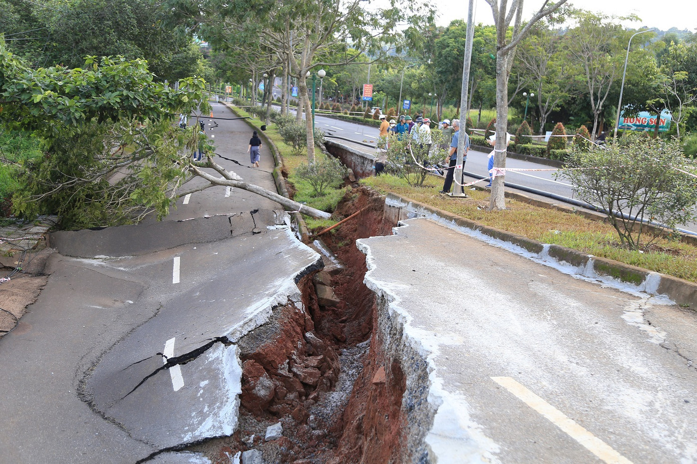 Liên đoàn Bản đồ địa chất miền Nam kiểm tra tình hình sạt lở tại đường Hồ Chí Minh. Ảnh: L.P Liên đoàn Bản đồ địa chất miền Nam kiểm tra tình hình sạt lở tại đường Hồ Chí Minh. Ảnh: L.P