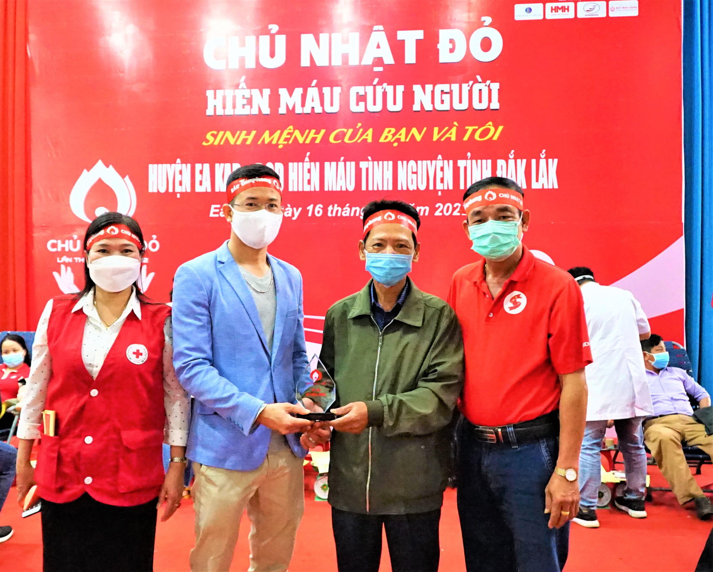 Thừa ủy quyền của lãnh đạo báo, nhà báo Tuấn Nguyễn (thứ 2, từ trái qua), Thư ký tòa soạn Văn phòng đại diện báo Tiền Phong khu vực Tây Nguyên, trao kỷ niệm chương cho đại diện lãnh đạo huyện Ea Kar.