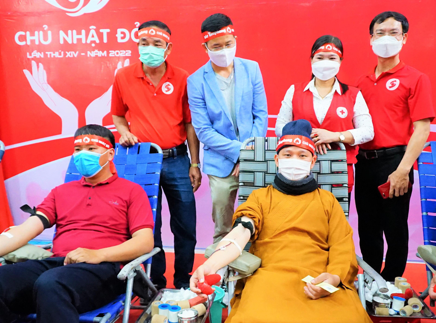 Đại đức Thích Phương Trọng, Trụ trì Chùa Tuệ Vân tham gia hiến máu