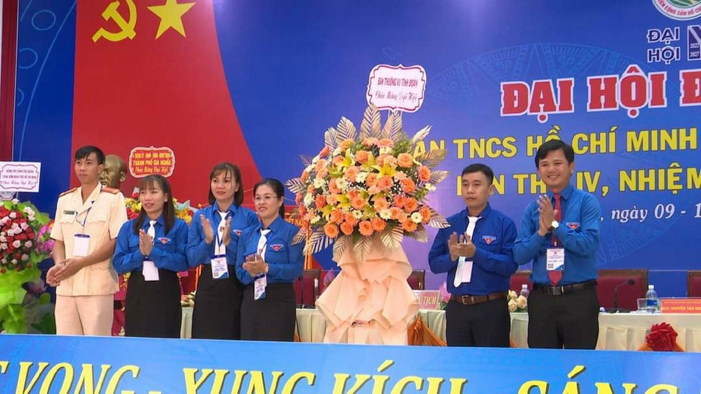 Anh Dương (thứ 2, bên phải) trúng cử Bí thư Thành Đoàn Gia Nghĩa Anh Dương (thứ 2, bên phải) trúng cử Bí thư Thành Đoàn Gia Nghĩa