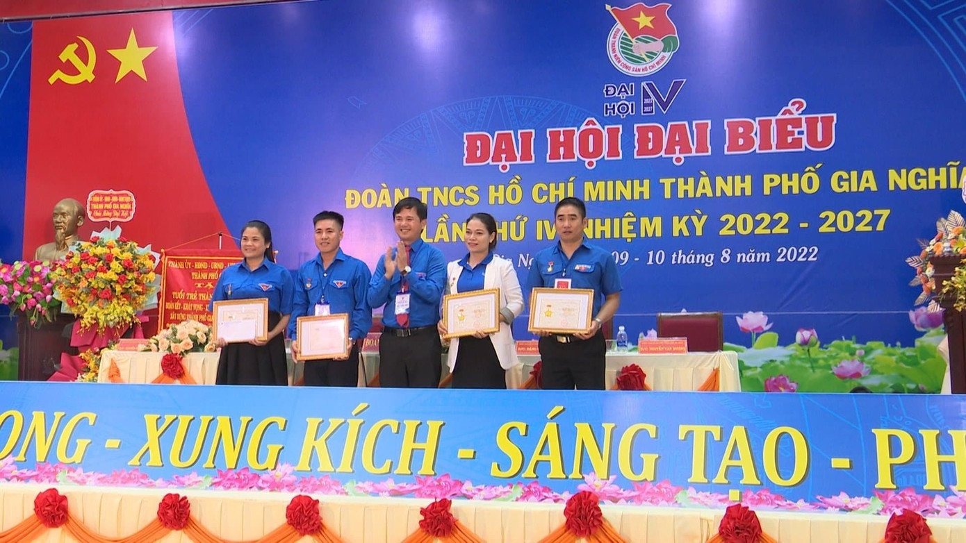 Bốn cá nhân được trao Kỷ niệm chương Bốn cá nhân được trao Kỷ niệm chương