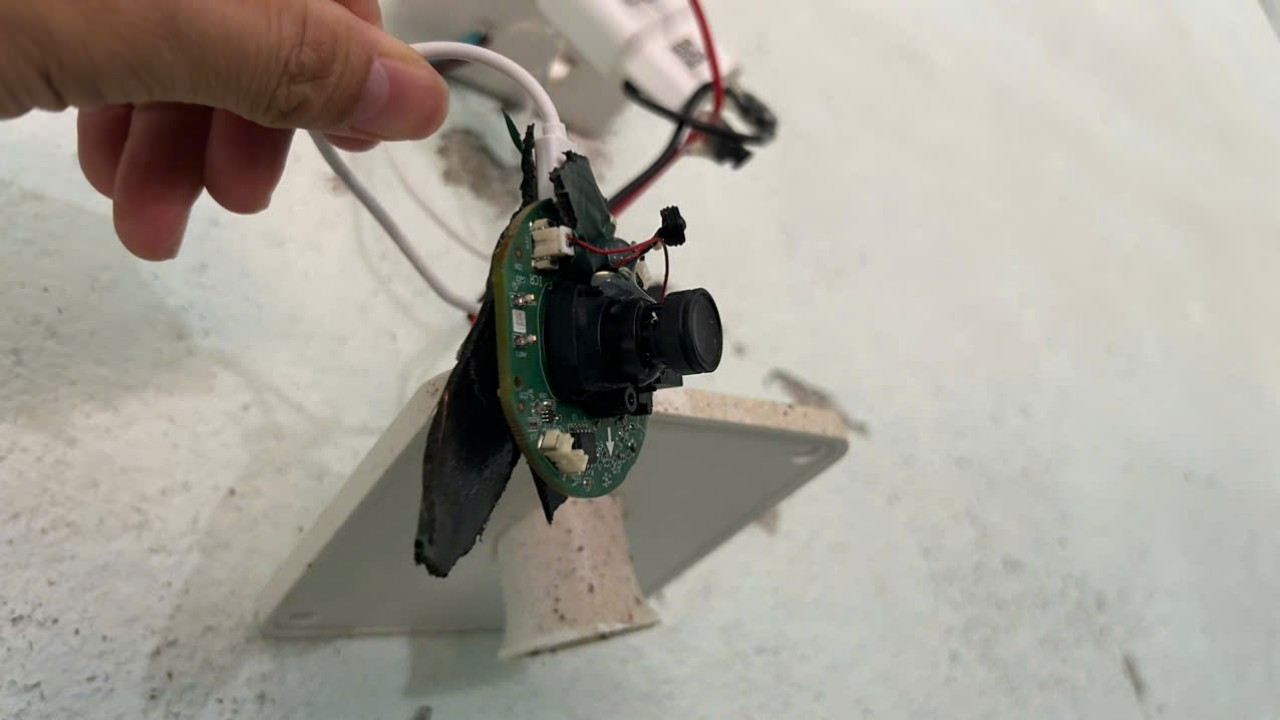 Chiếc camera được phát hiện trong căn phòng trọ của hai nữ sinh Chiếc camera được phát hiện trong căn phòng trọ của hai nữ sinh