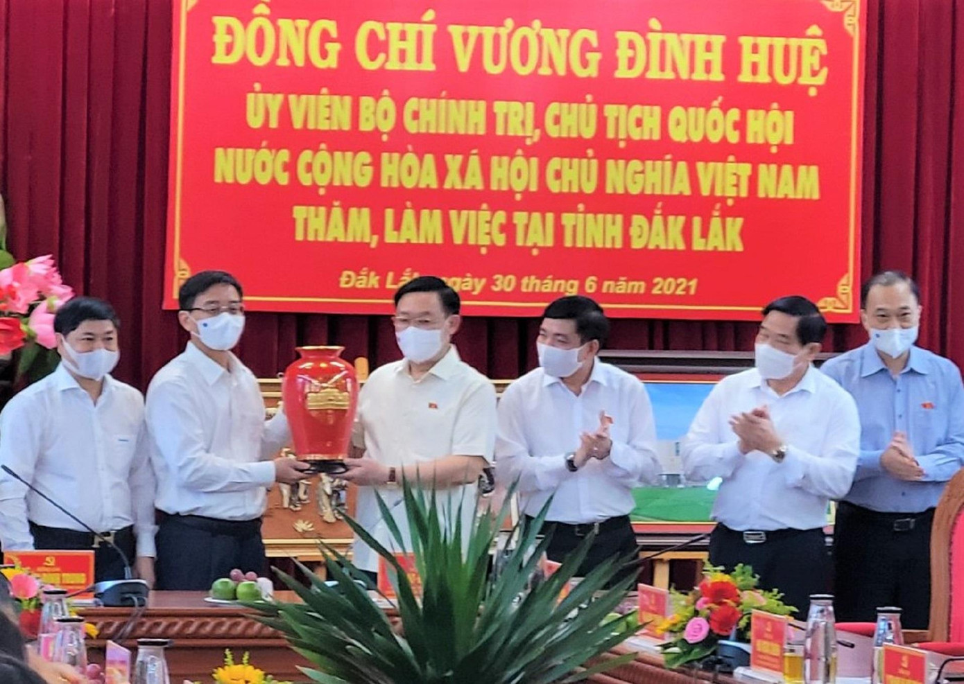 Chủ tịch Quốc hội Vương Đình Huệ cùng đoàn công tác chụp ảnh kỷ niệm với Ban Thường vụ Tỉnh ủy Đắk Lắk