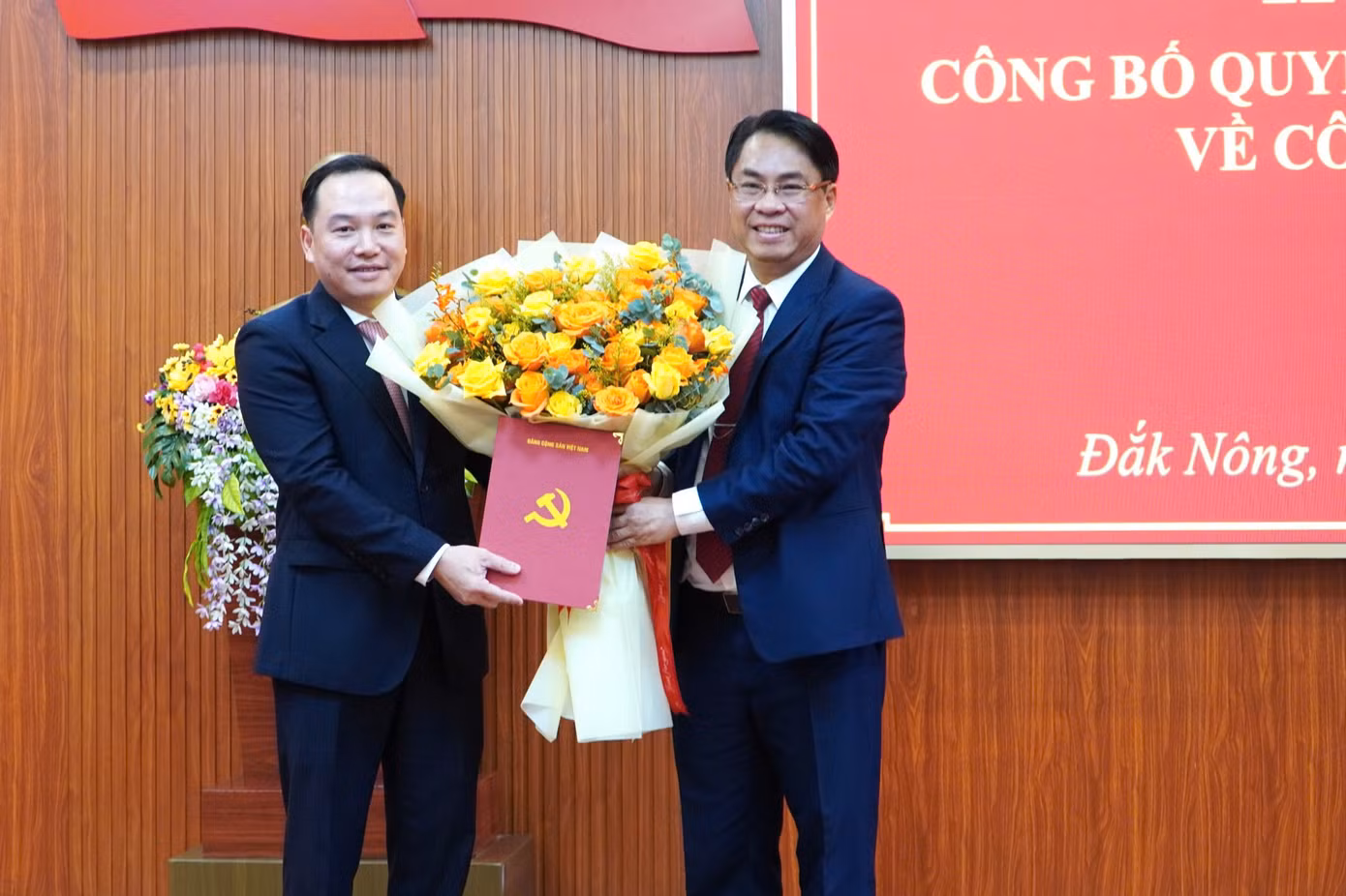 Ông Phan Thăng An (phải) trao quyết định của Ban Bí thư cho ông Hồ Xuân Trường. Ảnh: Hoàng Hoài