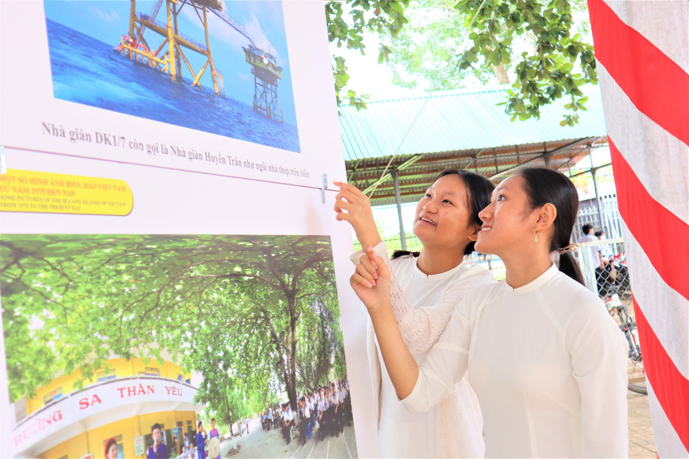 Anh Thư và Linh Phương xem tư liệu về biển đảo Việt Nam Anh Thư và Linh Phương xem tư liệu về biển đảo Việt Nam