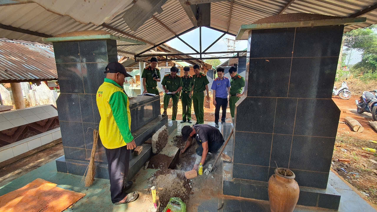 Cơ quan chức năng thực hiện khai quật bào thai để phục vụ công tác điều tra Cơ quan chức năng thực hiện khai quật bào thai để phục vụ công tác điều tra