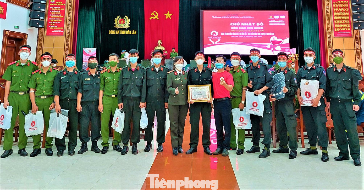 Lực lượng công an tỉnh Đắk Lắk chụp ảnh kỉ niệm hiến máu Lực lượng công an tỉnh Đắk Lắk chụp ảnh kỉ niệm hiến máu