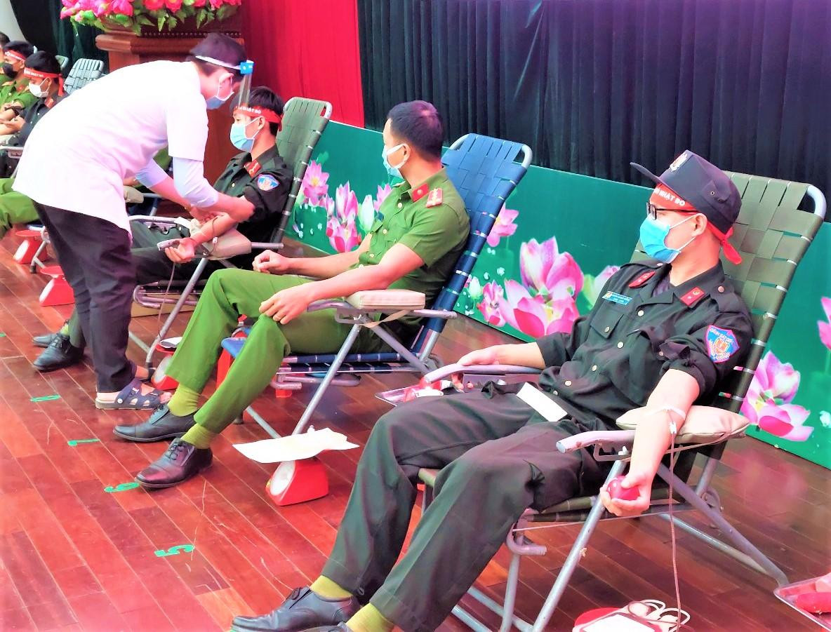 Cán bộ, chiến sĩ Công an tỉnh Đắk Lắk tham gia hiến máu trong chương trình Chủ nhật Đỏ