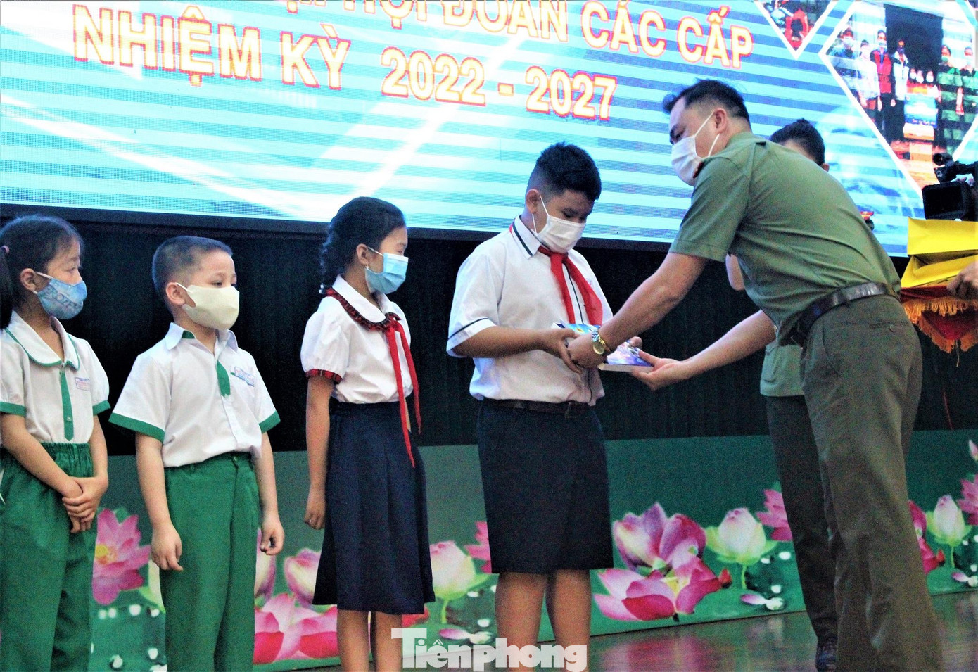 Đại úy Đinh Xuân Hoàng, Bí thư Đoàn Thanh niên Công an tỉnh trao máy tính cho học sinh Đại úy Đinh Xuân Hoàng, Bí thư Đoàn Thanh niên Công an tỉnh trao máy tính cho học sinh
