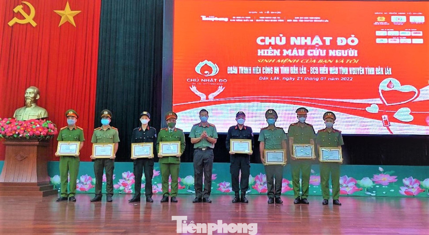 Lãnh đạo Công an tỉnh Đắk Lắk tặng Giấy khen cho các cán bộ, chiến sĩ có thành tích xuất sắc trong phong trào hiến máu tình nguyện Lãnh đạo Công an tỉnh Đắk Lắk tặng Giấy khen cho các cán bộ, chiến sĩ có thành tích xuất sắc trong phong trào hiến máu tình nguyện