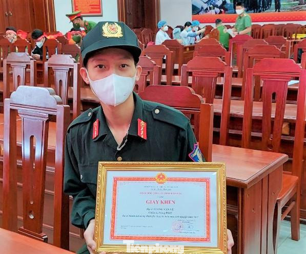 Binh nhất Giang Văn Vũ, công tác tại Phòng Cảnh sát cơ động, Công an tỉnh Đắk Lắk Binh nhất Giang Văn Vũ, công tác tại Phòng Cảnh sát cơ động, Công an tỉnh Đắk Lắk