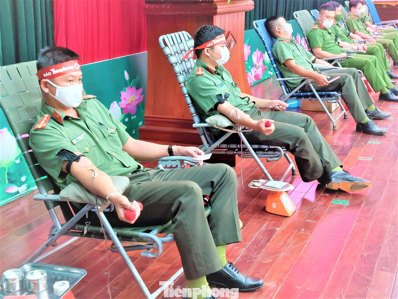 Đại úy Lương Quang Huy (bìa trái) tham gia hiến máu Đại úy Lương Quang Huy (bìa trái) tham gia hiến máu