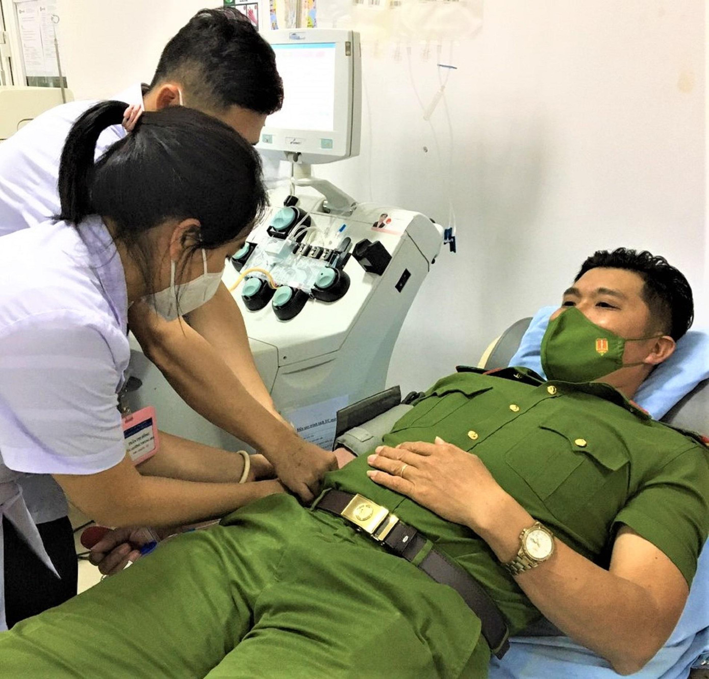 Đại úy Từ Ngọc Quý hiến tiểu cầu cứu bệnh nhân