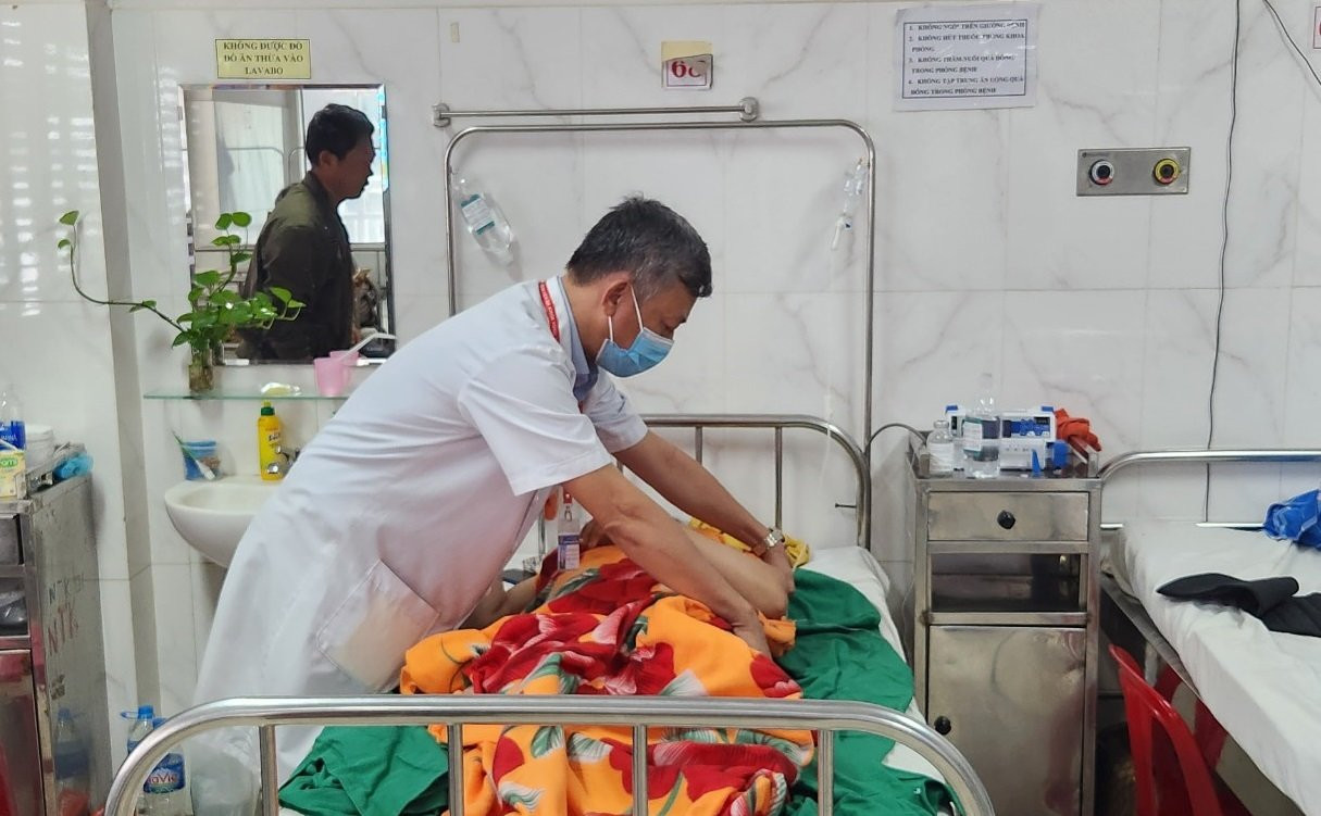 Bác sĩ Đồng thăm khám sức khỏe cho bệnh nhân H.