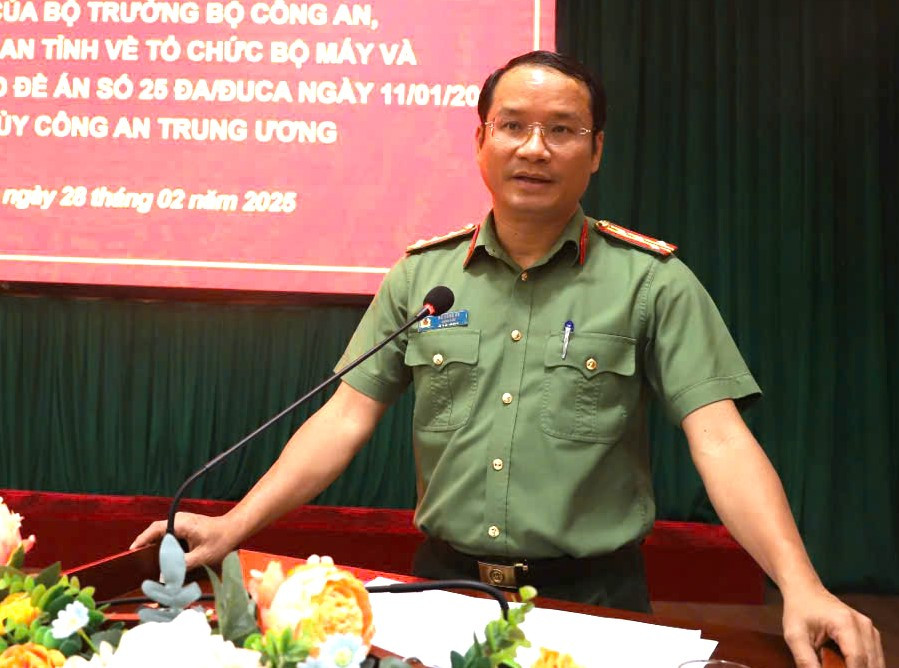 Đại tá Hồ Song Ân, Giám đốc công an tỉnh giao nhiệm vụ cho các đơn vị, địa phương. Đại tá Hồ Song Ân, Giám đốc công an tỉnh giao nhiệm vụ cho các đơn vị, địa phương.