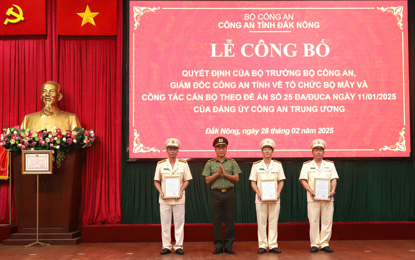 Giám đốc công an tỉnh trao quyết định cho các lãnh đạo cấp phòng nhận công tác mới. Giám đốc công an tỉnh trao quyết định cho các lãnh đạo cấp phòng nhận công tác mới.