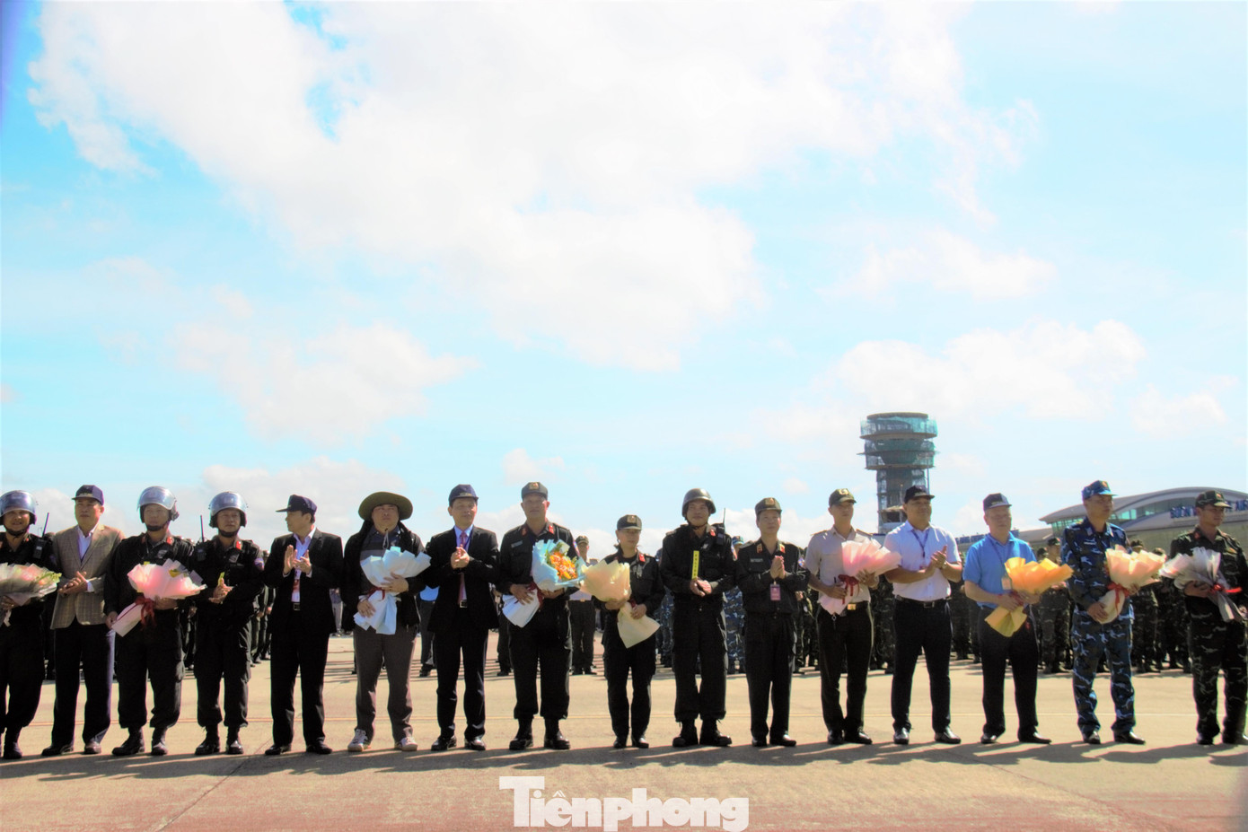 Ban tổ chức tặng hoa cho các lực lượng đã hoàn thành tốt nhiệm vụ diễn tập