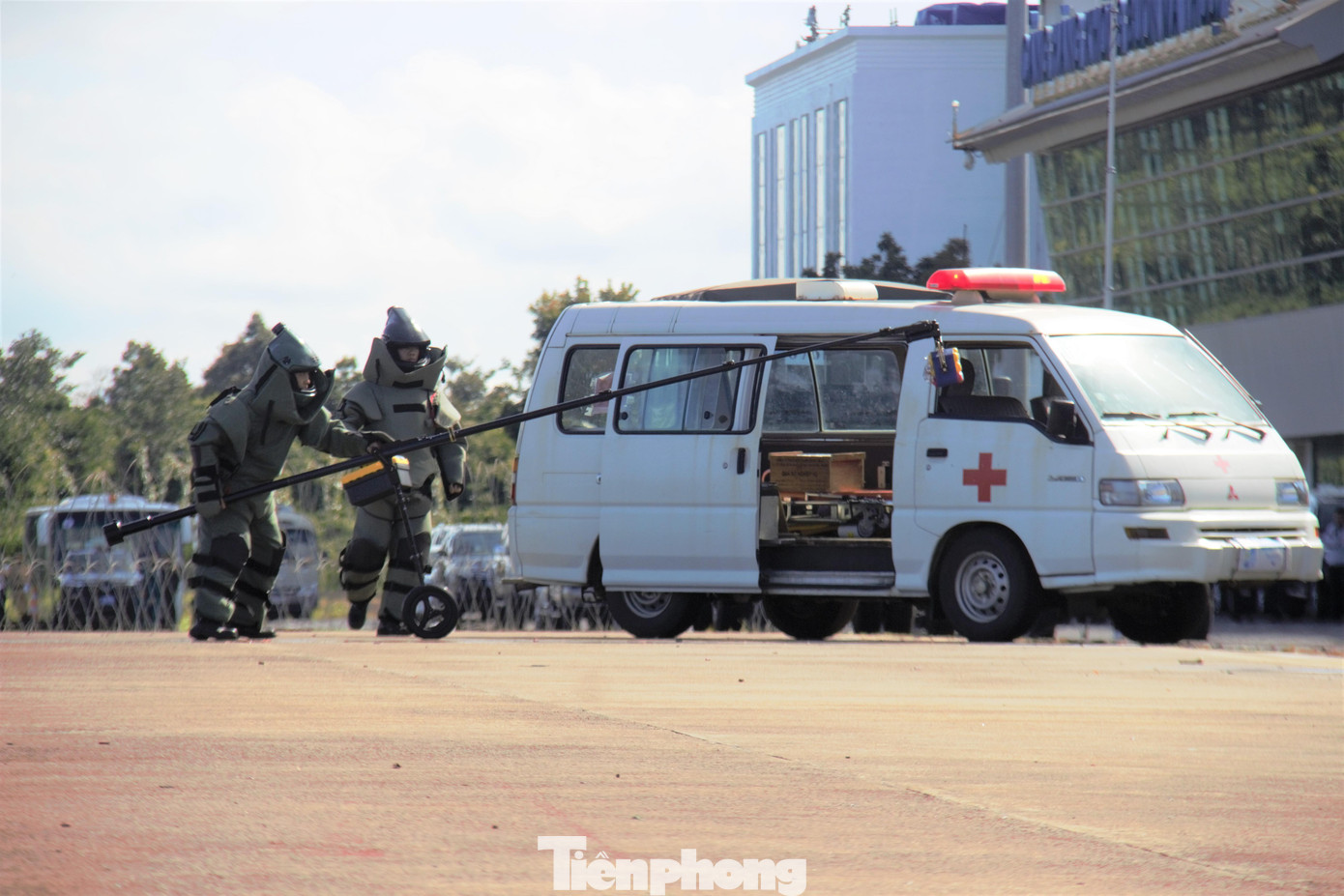 Lực lượng chuyên rà phá bom mìn được điều đến để xử lý, gỡ bom trên xe