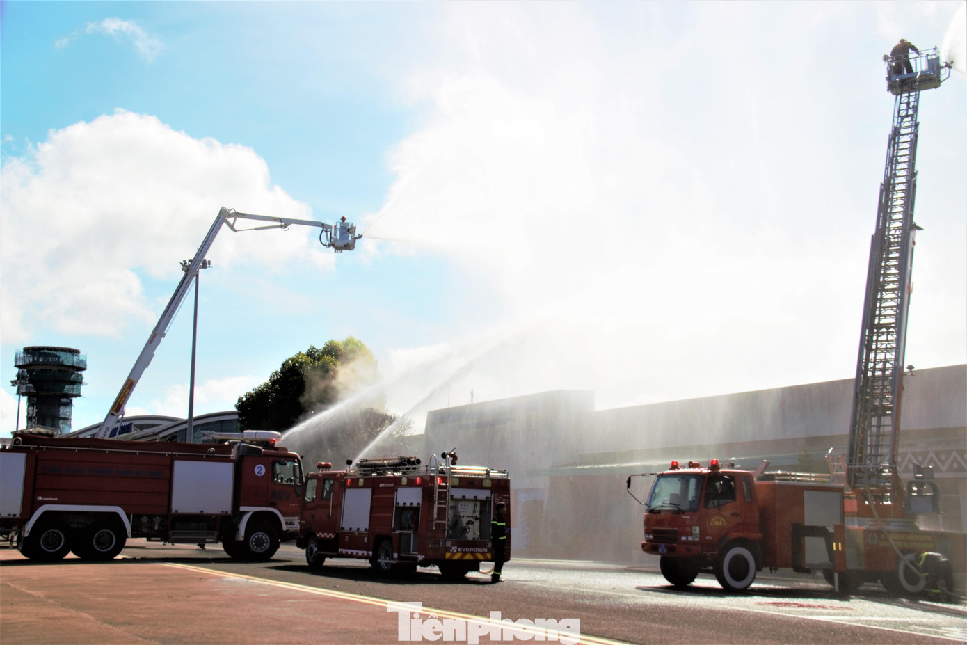 Sân bay bị tấn công bằng bom, lực lượng cứu hỏa, cứu hộ được điều động tham gia dập tắt đám cháy.