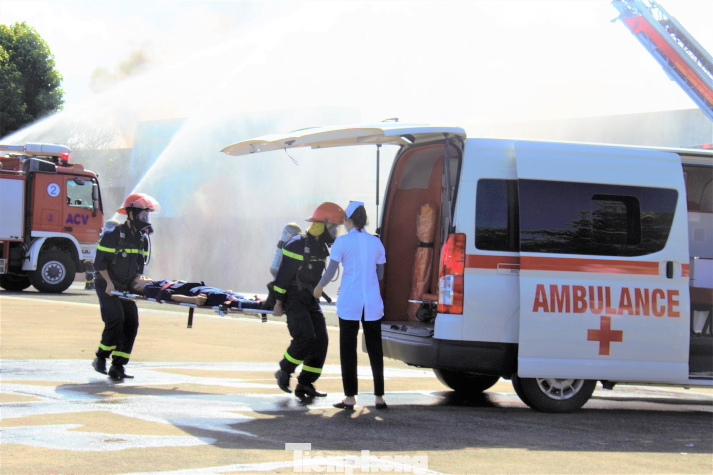Người bị thương trong cuộc tấn công của nhóm khủng bố được lực lượng y tế đưa đi cấp cứu kịp thời.