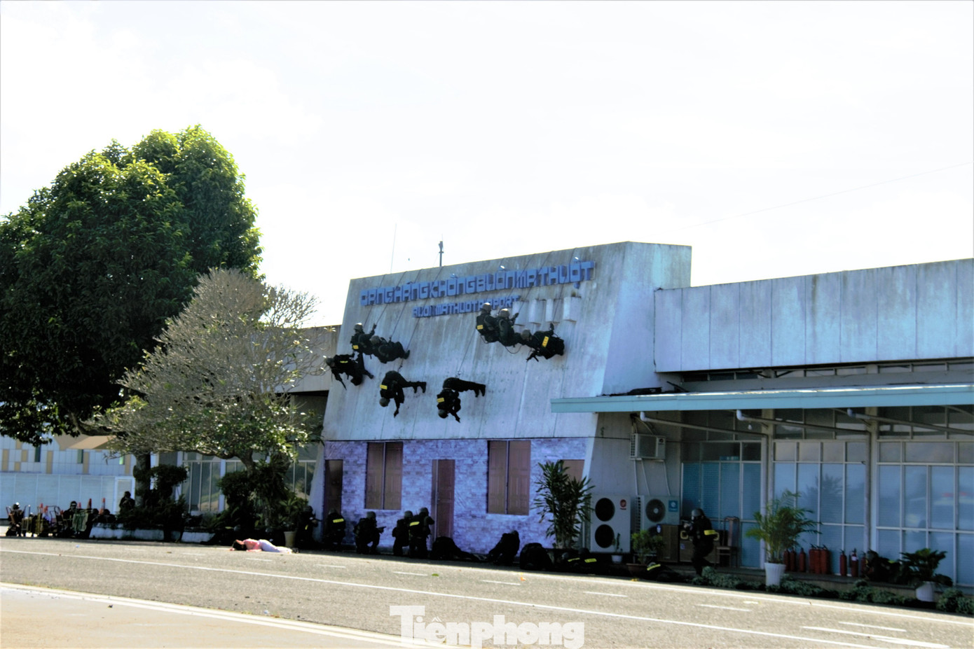 Một nhóm khủng bố bắt cán bộ, nhân viên cảng vụ, người dân làm con tin. Các lực lượng đặc nhiệm đã được điều đến tiêu diệt và bắt giữ các phần tử khủng bố, giải cứu con tin.