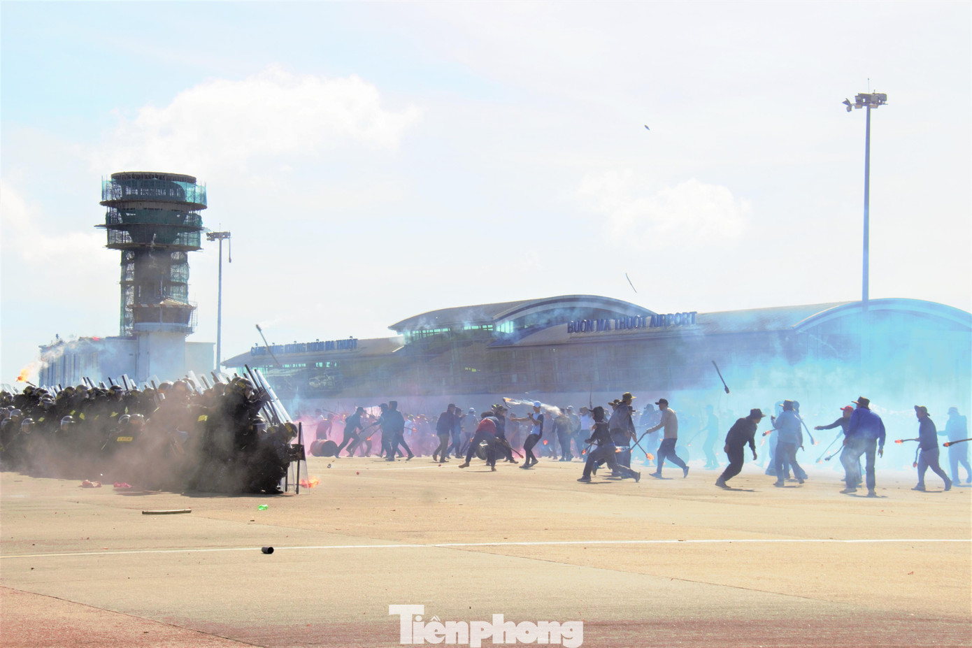 Các tổ chức phản động lợi dụng những bất cập trong công tác đền bù giải phóng mặt bằng, chi trả tiền hỗ trợ COVID-19… lôi kéo kích động hàng trăm người dân biểu tình.